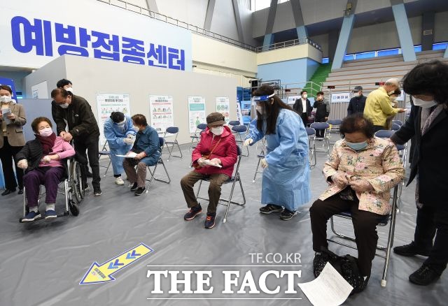 서울시민이 7일 하루 16만 명이 넘게 예방접종에 참여했다. /이선화 기자