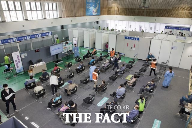 대전시는 지난 7일 하루 동안 2만1462명(1차 2만 582명, 2차 880명)이 코로나19 백신 접종을 마쳤다. / 더팩트DB