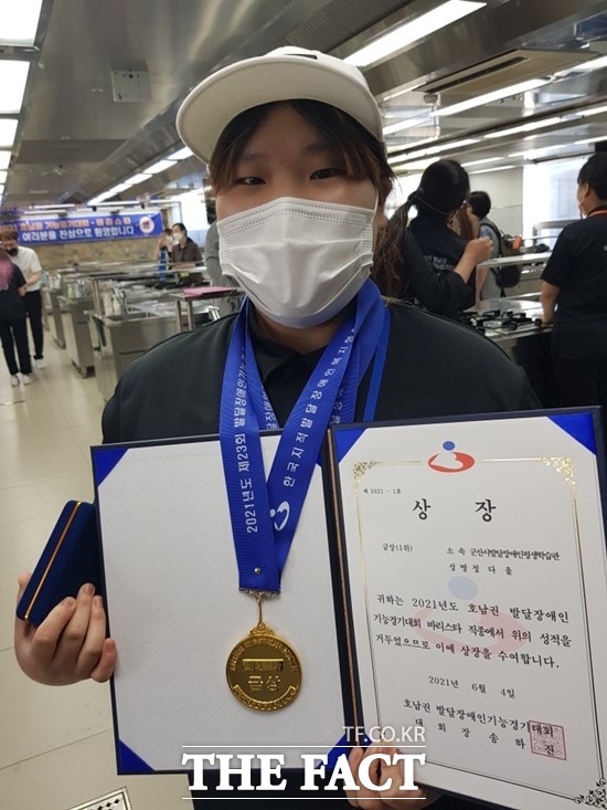 발달장애인 기능경기대회에서 바리스타 부문 금상을 수상한 정다울 씨. /군산시 제공