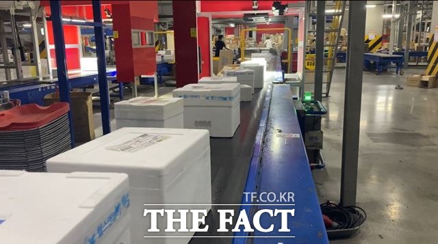 8일 서울동남권물류단지에서 택배물품들이 레일을 타고 움직이고 있다. /최의종 기자