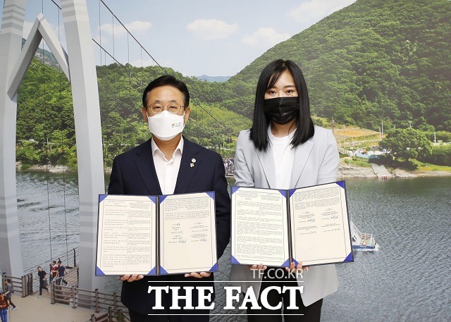 이차영(왼쪽) 충북 괴산군수와 안리나 우즈베키스탄 고용노동부 한국주재사무소 부장이 7일 외국인 계절근로자 도입을 위한 업무협약을 맺은 뒤 기념촬영을 하고 있다. / 괴산군 제공