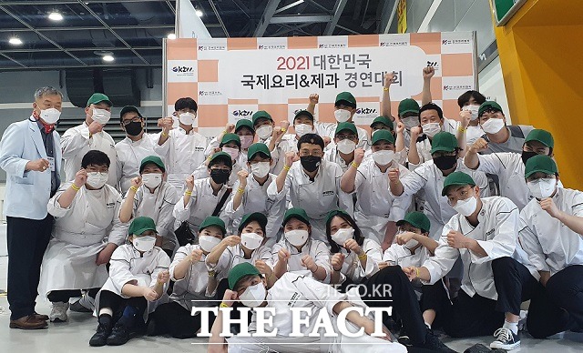 지난 4~6일 서울에서 열린 2021 대한민국 국제요리·제과경연대회가 끝난 후 충청대 호텔조리파티쉐학과 학생들이 단체 사진을 찍고 있다. / 충청대 제공
