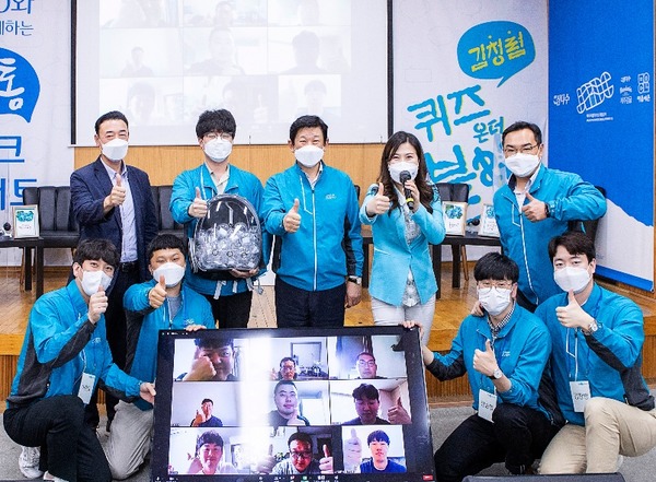 제주개발공사 김정학 사장이 4일 서귀포시 남원읍 소재 제1감귤공장에서 열린 직원대상 소통콘서트에서 ‘김청렴 퀴즈 온 더 블록’ 첫 번째 청렴 여행을 진행했다. / 제주도 제공