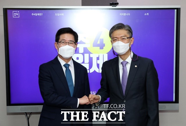 양승조 충남지사(왼쪽)가 8일 시대전환 조정훈 의원과 악수를 나누고 있다. / 양승조 대선 경선 캠프 제공