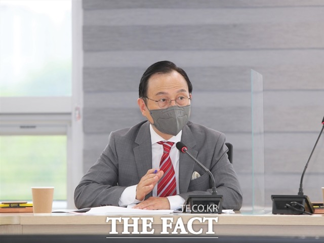 박상돈 천안시장이 지난 7일 간부의에서 간부 공무원 방역수칙 위반 사례를 언급하며 자중자애의 자세를 주문했다. / 천안시 제공