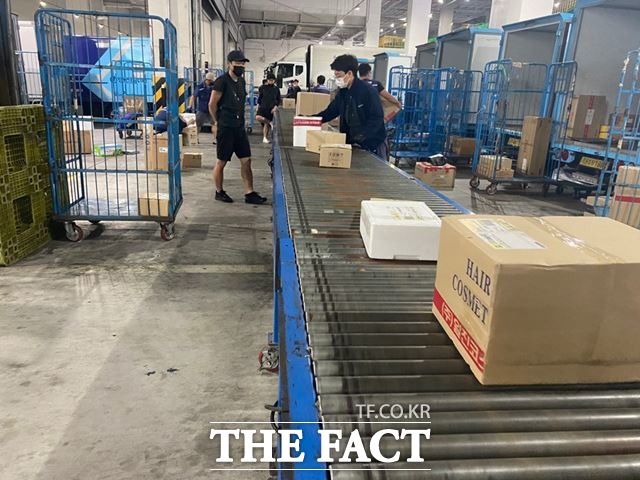 8일 오전 7시께 서울동남권물류단지에서 택배기사들이 물류 분류작업을 진행하고 있다. /최의종 기자