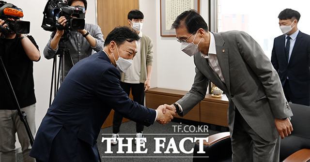 김오수 검찰총장(왼쪽)이 이종엽 변협회장과 인사를 나누고 있다.
