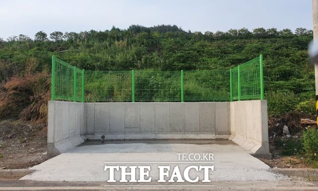 고흥군은 영농폐비닐 공동집하장을 올해에만 20개소 설치하는 등 지금까지 총 140개소를 설치했고 향후 지속적으로 확충해 나갈 방침이다. 사진은 고흥군이 짓고 있는 폐비닐공동집하장 모습 /고흥군 제공