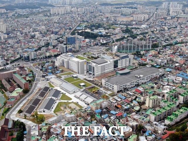 청주시 도시첨단문화산업단지 개발사업이 20년만에 마무리됐다. 이곳은 유휴시설이던 연초제조창 일대의 부지를 매입해 산업시설용지 4만2707.7㎡, 공공시설용지 5869.9㎡ 등 모두 4만8577.6㎡ 규모로 조성됐다. / 청주시 제공