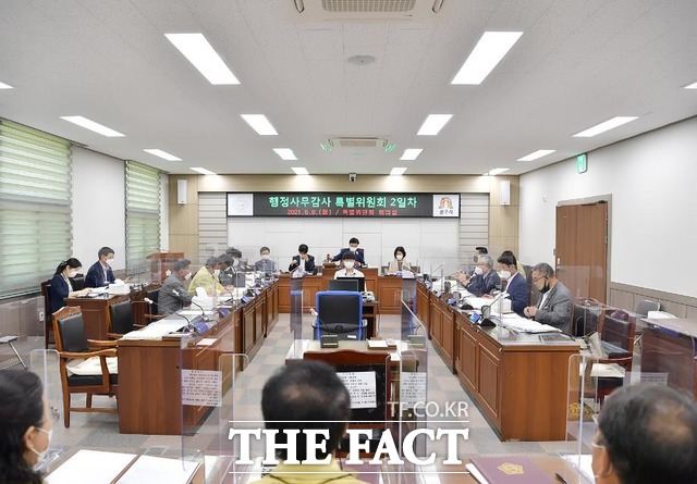 공주시의회가 지난 7일부터 행정사무감사에 돌입했다. 9일 문화체육과를 대상으로 열린 행감에서 김정섭 시장의 국립국악원 중부분원 유치 공약에 대해 강하게 질타했다./공주시의회 제공