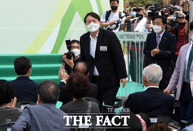 윤석열 전 검찰총장이 9일 총장 퇴임 후 첫 공식 행사에 참석하며 대선과 관련해 국민 여러분들의 기대, 내지는 염려 이런 걸 제가 다 경청하고 다 알고 있다. 여러분이 좀 지켜봐 주십시오라고 밝혔다. 윤 전 총장이 이날 오후 서울 중구 남산예장공원 개장식에 참석, 참석자들에게 인사를 하고 있다. /뉴시스