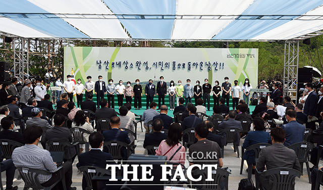 9일 오후 서울 중구 남산예장공원 개장식에 참석한 오세훈 서울시장을 비롯한 참석자들이 축하행사를 진행하고 있다. /이동률 기자