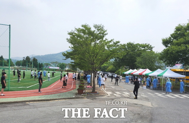 지난 5일 A고등학교에 설치된 임시 선별진료소에서 학생, 교사, 학부모가 전수 진단 검사를 받고 있는 모습./화순군 제공