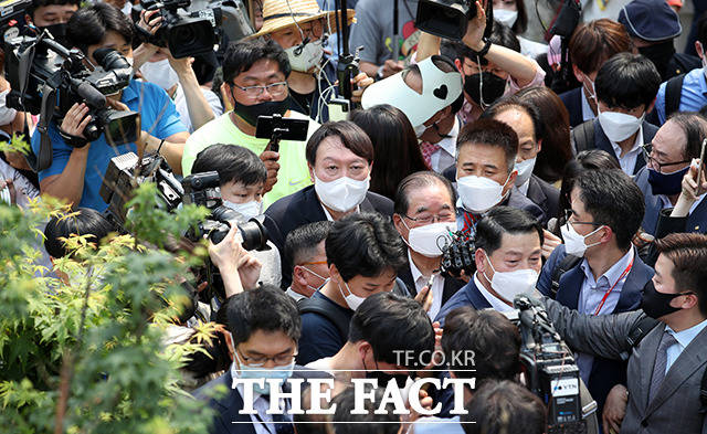 윤석열 전 검찰총장(가운데)이 9일 오후 서울 중구 남산예장공원에서 열린 개장식을 마치고 이동하고 있다. /이동률 기자