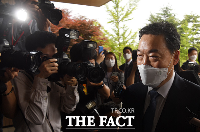 김오수 검찰총장이 8일 오후 취임 상견례 차 경기도 과천 고위공직자범죄수사처(공수처)를 찾아 취재진의 질문을 받으며 청사로 들어가고 있다./과천=임영무 기자