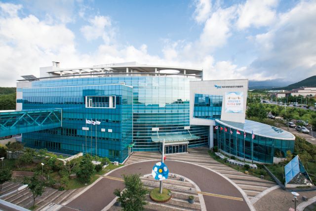 제주국제자유도시개발센터는 지난 4일 제주도와 ‘제주혁신도시 스마트 모빌리티 리빙랩 조성 사업’ 업무협약을 체결하고 본격적인 사업 착수에 돌입한다고 밝혔다. / JDC 제공