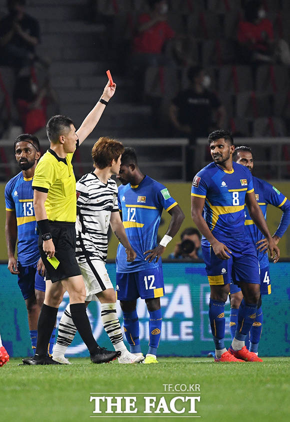 FIFA 회원국 가운데 최약체로 꼽히는 스리랑카는 한 발 늦은 태클로 위험한 플레이를 펼쳐 한국 선수들을 위협했다. 후반 경고누적으로 퇴장당하는 스리랑카 라후만(맨 오른쪽)./고양=남용희 기자