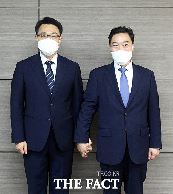 김오수 검찰총장이 8일 오후 취임 상견례 차 경기도 과천 고위공직자범죄수사처(공수처)를 찾아 김진욱 공수처장과 인사를 나누고 있다. /공수처 제공