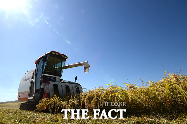 전북도가 미세먼지 등 대기 오염물질 감축 일환으로 ’2013년 이전 생산된 트랙터·콤바인의 조기 폐차 비용을 지원한다고 9일 밝혔다. /더팩트DB