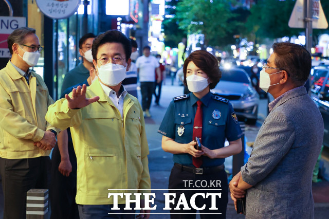 9일 저녁 허태정 대전시장과 송정애 대전경찰청장이 서구 일대에서 코로나 방역 수칙 이행을 점검하고 있다. / 대전시 제공