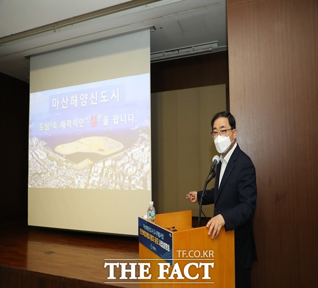 허성무 창원시장이 10일 서울 63컨벤션센터에서 마산해양신도시 민간사업자 공모 사업설명회를 갖고 있다./창원시 제공