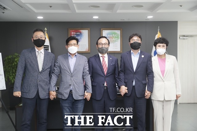 박상돈 천안시장과 황천순 천안시의장이 10일 ‘천안삼거리공원 재조성 사업’에 최종 합의했다. / 천안시 제공