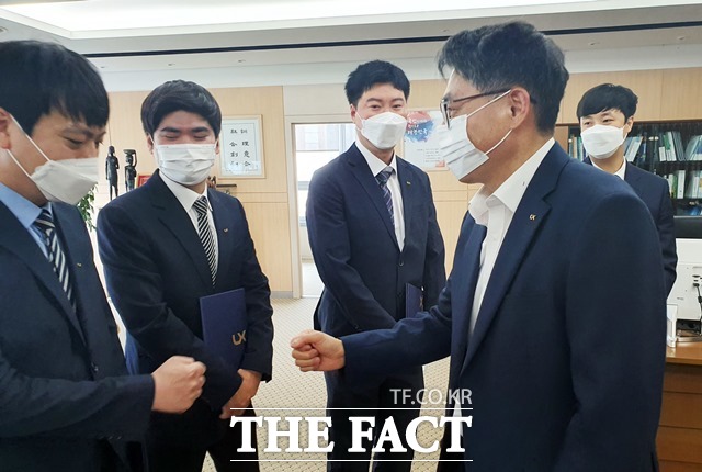 LX한국국토정보공사는 10일 본사에서 신입사원 임용장 수여식을 개최하고 맞춤훈련을 수료한 6명을 LX인으로 맞았다. /LX공사 제공