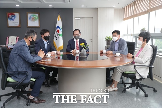 박상돈 시장과 황천순 시의장이 ‘천안삼거리공원 재조성 사업’에 최종 합의했다. / 천안시 제공