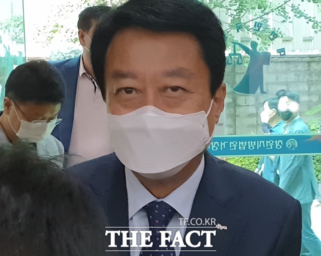 정치자금법 위반 부정수수 혐의로 재판에 넘겨진 문준희 합천군수가 법정으로 들어 서고 있다./거창=이경구 기자