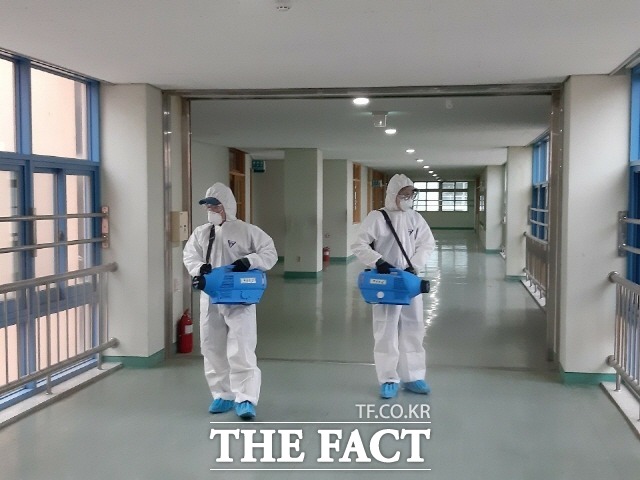광주시교육청이 오는 14일 직업계고 전면 등교수업 확대를 앞두고 학생들의 안전한 등교를 위해 직업계고 13교를 대상으로 특별방역을 오는 11일부터 7월 16일 실시한다. 전문방역업체가 ULV초미립자살균 살포해 방역을 하고 있다./광주시교육청 제공