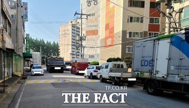 25톤 덤프트럭이 광주 광산구 소촌동 서라1차아파트 상가와 서라2차 아파트 사이 일반도로를 지나 현대 힐스테이트 아파트 신축 공사현장으로 이동하고 있다./광주=문승용 기자