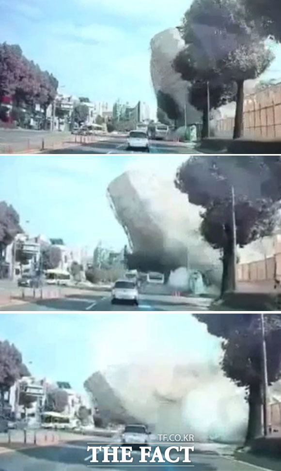 지난 9일 광주 동구 학동4재개발 사업 현장에서 철거 중이 건물이 도로 쪽으로 무너지고 있다. /독자 제공