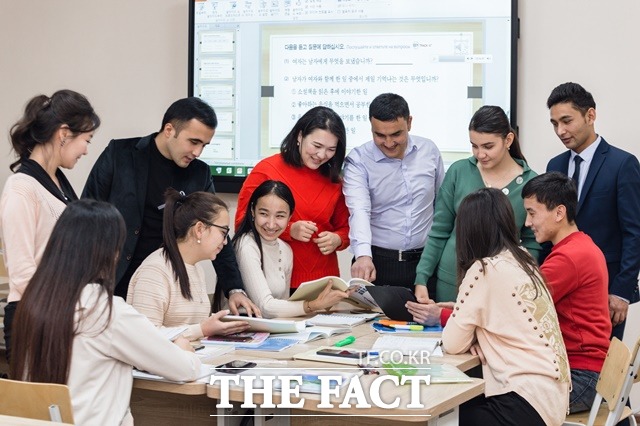 우즈베키스탄 한국국제대학교에서 학생들이 한국어 수업을 받고 있다. / 선문대 제공