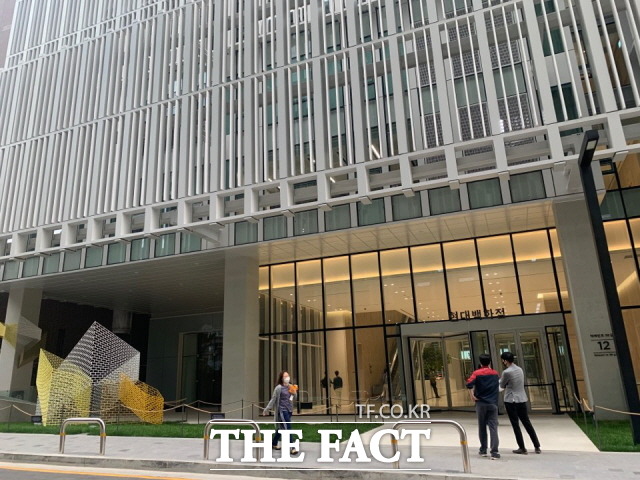 현대백화점이 ESG 경영위원회 설치를 의결했다. 사진은 현대백화점그룹 사옥 모습. /더팩트 DB