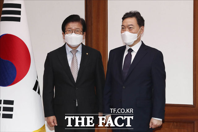 김오수(오른쪽) 검찰총장이 10일 오후 서울 여의도 국회에서 박병석 국회의장을 예방해 기념촬영을 하고 있다. /국회=남윤호 기자