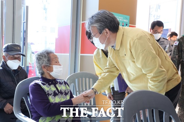 유진섭 시장은 “집단면역이 형성되어 하루빨리 일상을 되찾을 수 있도록 코로나19 예방접종에 박차를 가하겠다”며 “시민들께서는 접종 시기에도 마스크 착용과 손 씻기 등 방역 수칙을 잘 지켜주시길 바란다”고 당부했다. / 정읍시 제공