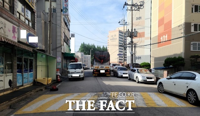 5톤 화물트럭이 광주 광산구 소촌동 서라1차아파트 상가와 서라2차 아파트 사이 일반도로를 지나 현대 힐스테이트 아파트 신축 공사현장으로 이동하고 있다./광주=문승용 기자