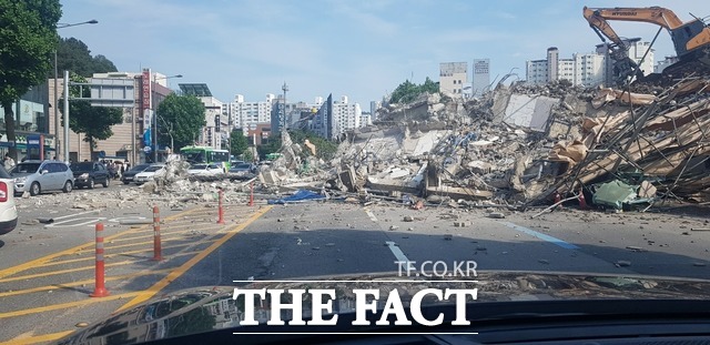 광주 동구 학동에서 철거공사 중이던 5층 건물이 무너지면서 시내버스와 승용차를 덮쳐 9명이 사망하고 8명이 중상을 입은 대형 안전사고가 발생했다./독자제공