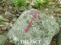  지리산 탐방로 내 암반 20곳에 붉은색 스프레이 자국