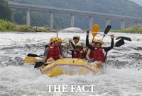  '더위야 반갑다!'… 산청 경호강 래프팅 본격 시작