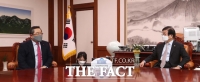  박병석 국회의장과 환담 나누는 구자열 한국무역협회장 [TF사진관]