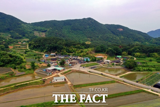 전북 순창군은 매년 제초제 사용으로 인한 논·밭두렁이 유실되거나 매몰되는 것을 방지하고, 친환경농업의 기본인 땅 살리기에 앞장서고자 제초제 없는 마을을 육성한다고 11일 밝혔다. /순창군 제공
