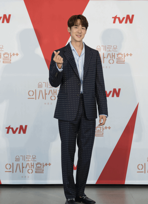 배우 유연석과 김대명이 tvN 새 드라마 슬기로운 의사생활2 제작발표회에서 독특하면서도 화려한 슈트 차림을 선보였다. /tvN 제공