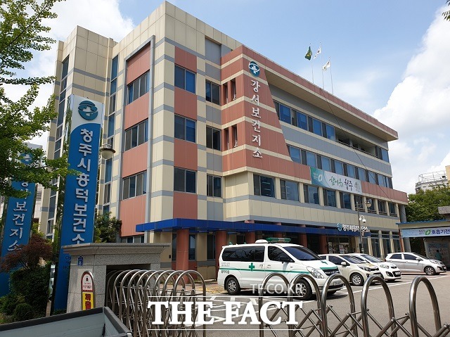 청주시 오송읍 관내 코로나19 선별진료소를 운영하는 흥덕보건소 전경. / 청주=유재성 기자