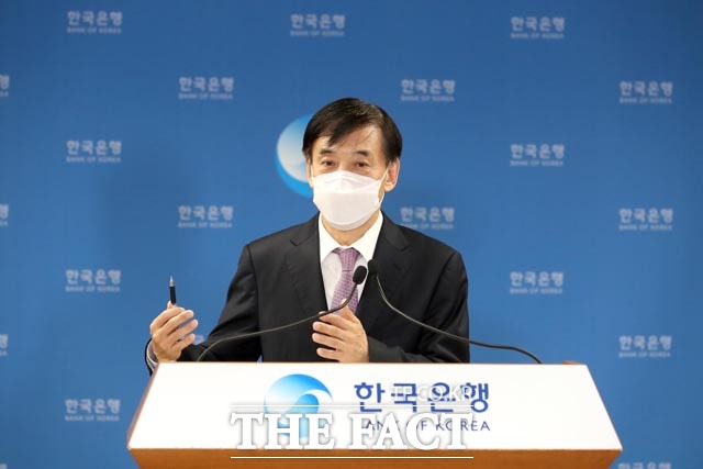 이주열 한국은행 총재는 11일 제71주년 기념사에서 현재의 통화정책을 향후 적절한 시점부터 정상화하겠다고 밝혔다. /한국은행 제공
