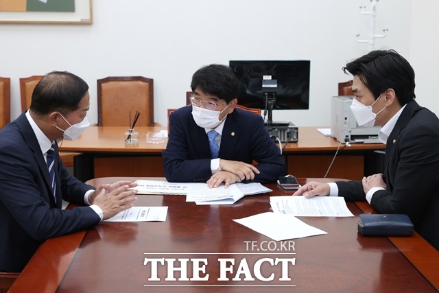 이재준 고양시장이 더불어민주당 박완주 정책위의장과 한준호 의원을 만난 자리에서 고양지원의 지방법원 승격과 민자도로에 붙는 10% 부가가치세 면제를 위한 법 개정을 10일 요청했다./고양시 제공