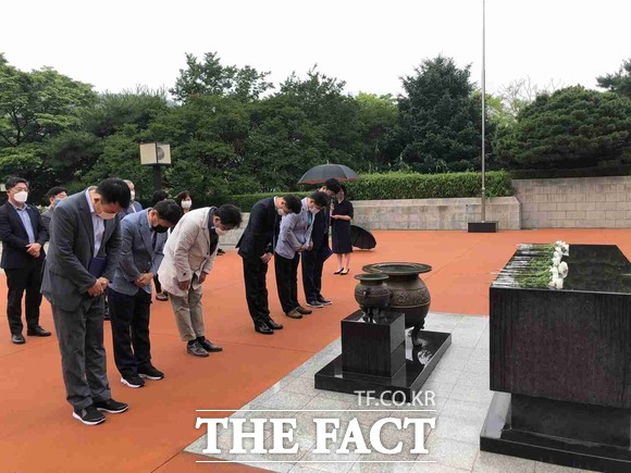 더불어민주당 대구시당 상무위원 24명은 당내 유력 대선 후보인 이재명 경기도지사를 대통령 후보로 지지한다고 11일 선언했다. 지지선언에 앞서 추모식 거행 / 대구= 박성원 기자