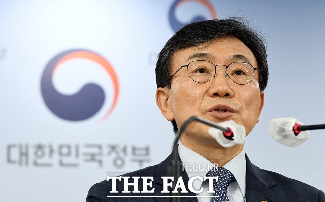 권덕철 중앙재난안전대책본부 1차장은 11일 정부세종청사에서 중대본 회의를 열고 현행 거리두기 단계와 5인 모임 금지를 7월 4일까지 3주간 더 연장한다고 밝혔다. /임영무 기자
