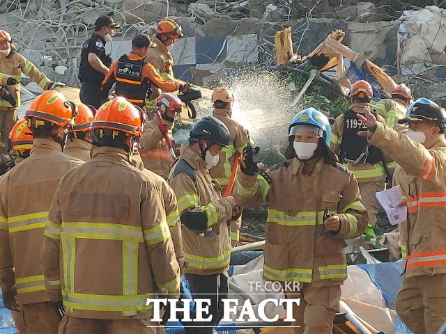광주에서 철거공사중이던 5층 건물(동구 학동)이 붕괴돼 도로를 주행중이던 버스를 덮쳐 8명이 중상을 입은 대형 안전사고가 발생, 소방당국이 긴급 구조작업을 펼치고 있다./광주=박호재 기자