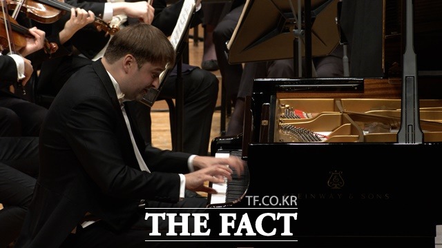 피터 오브차로프가 피아노 협주곡 제1번 올림 바단조 OP.1를 연주하고 있다.